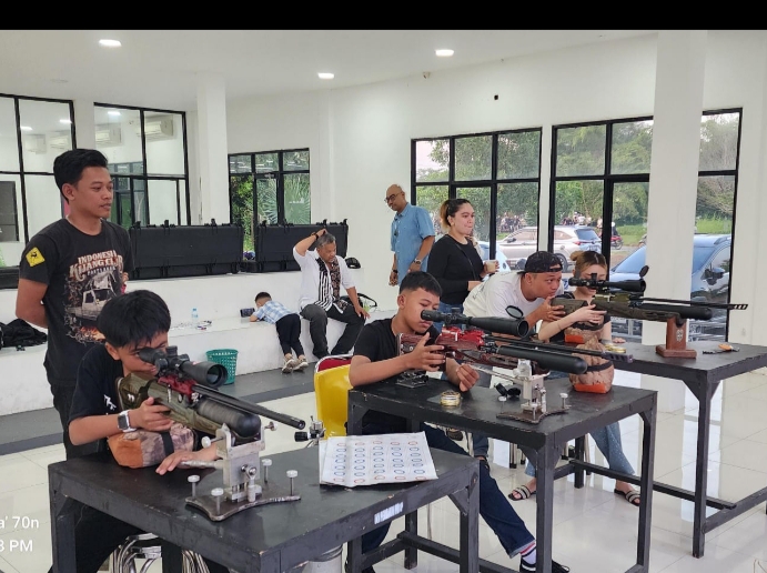 Keterangan Foto:
Dalam foto tampak Ketua Umum Perbakin Kota Pontianak Budi Sulistiono sedang melihat langsung para atlet menembaknya berlatih di ruang latihan menembak Perbakin di GOR Pontianak.(*/zainul irwansyah).